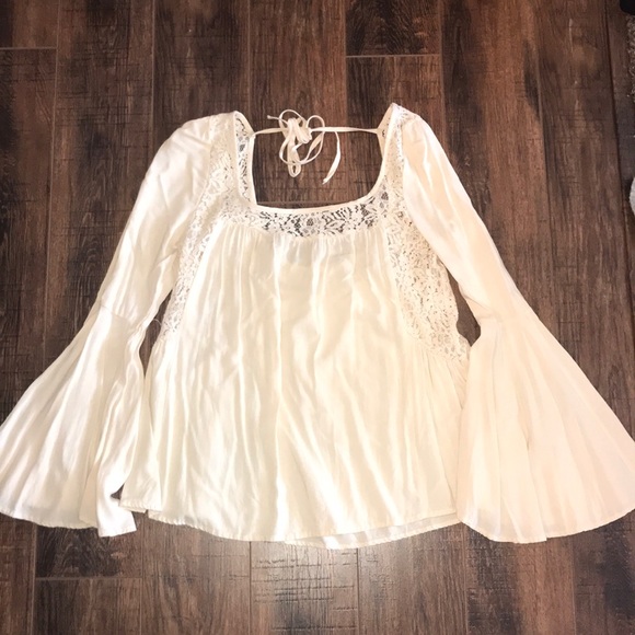 Tops - Bell sleeve top!